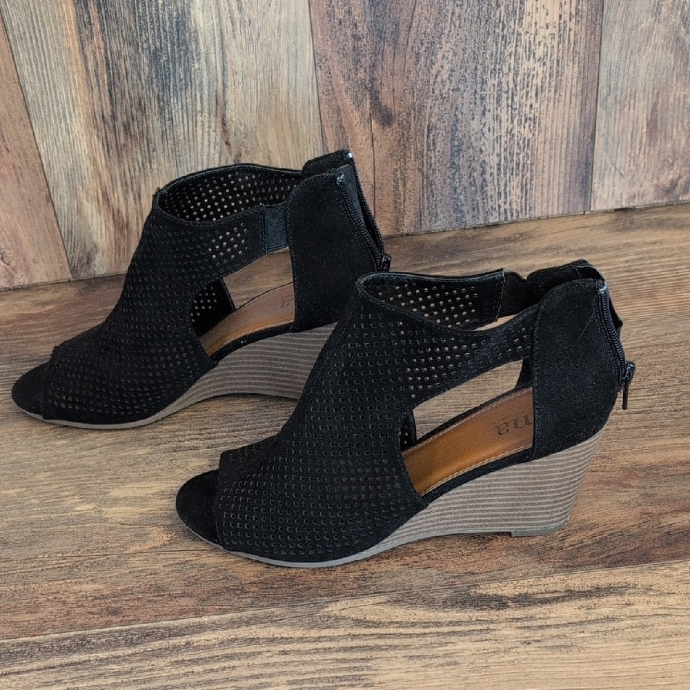 a.n.a Black Cutout Wedge Zip Back Peep Toe Sandals 7.5                      L103